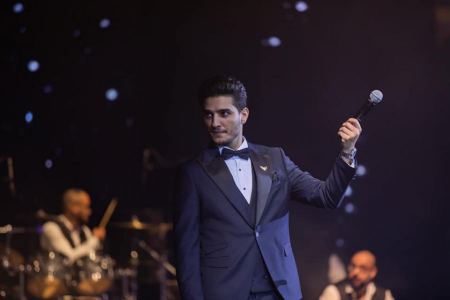 الفنان محمد عساف نجم مسرح المجاز بإمارة الشارقة